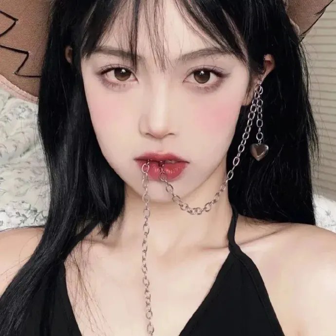 奇怪的她